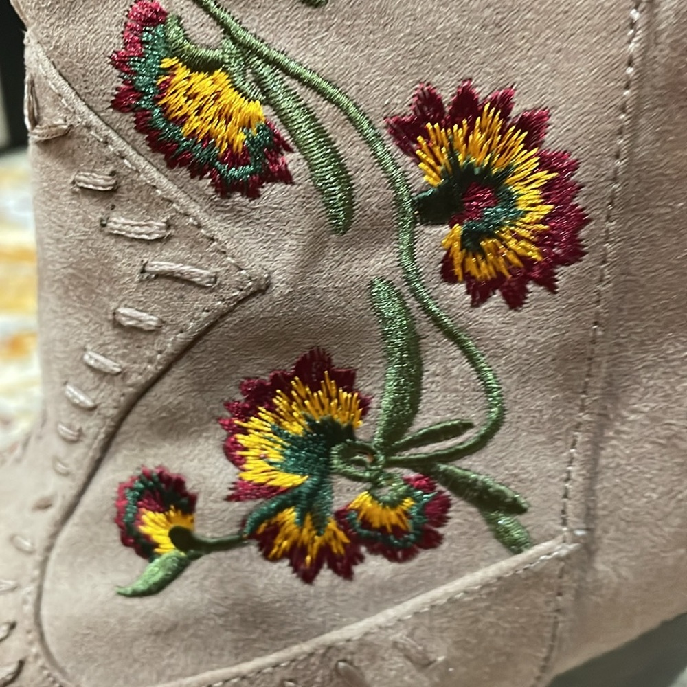 Mia size 7 sort boot taupe color with embroidered flower design 3” heel - Picture 10 of 10